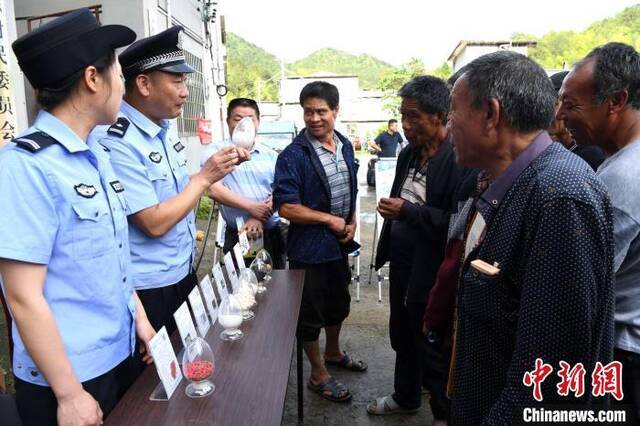 民警深入偏远乡村为民众讲解禁毒知识。王东明摄