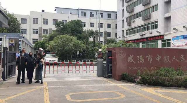 庭审结束后，受害人母亲被搀扶出法院。视频截图