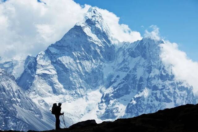 这位登山者表示：“起初以为的高原反应，万万没想到是感染了新冠。”/图虫创意