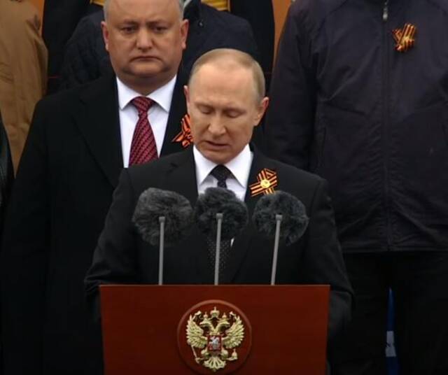2017年出席俄罗斯莫斯科红场阅兵时，摩尔多瓦时任总统伊戈尔·多东站在普京身后