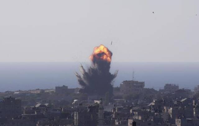 当地时间5月13日，加沙地带拉法遭以色列空袭。新华社图