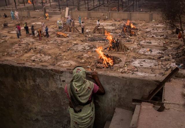 5月9日，在印度新德里，火葬场处理新冠肺炎死者遗体。图/人民视觉