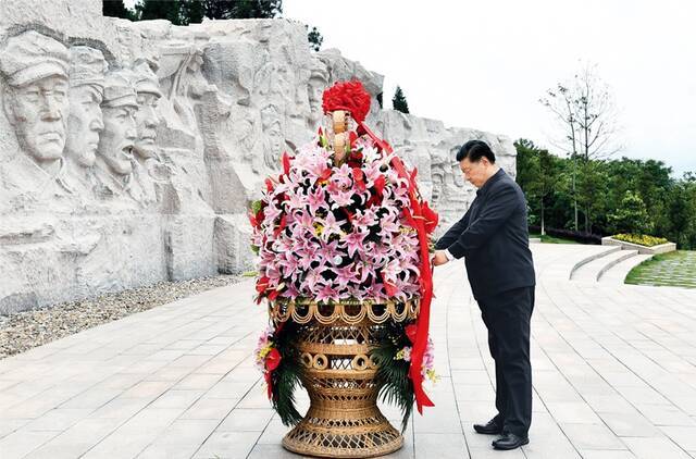  2021年4月25日至27日，中共中央总书记、国家主席、中央军委主席习近平在广西考察。这是25日上午，习近平在位于桂林市全州县的红军长征湘江战役纪念园，向湘江战役红军烈士敬献花篮。新华社记者谢环驰/摄