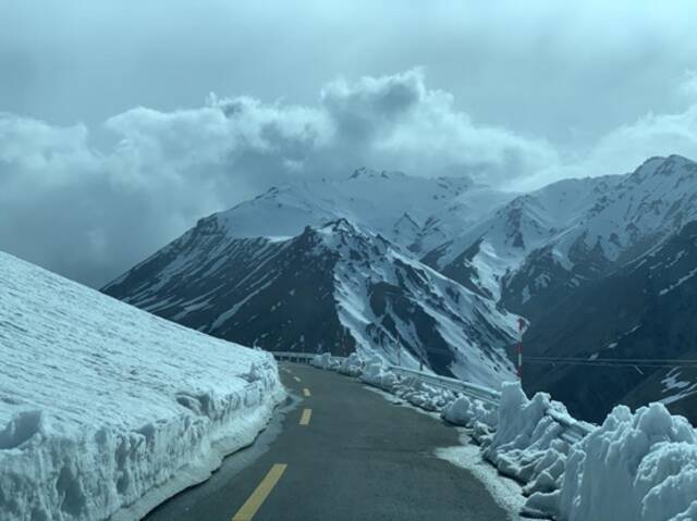 通往丁喀执勤点的公路积雪厚度逾一米，只有在出动工程车进行铲雪后，才能通行。（陈向阳/摄）