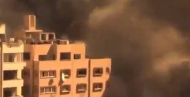 以色列国防军轰炸加沙地带一栋大楼
