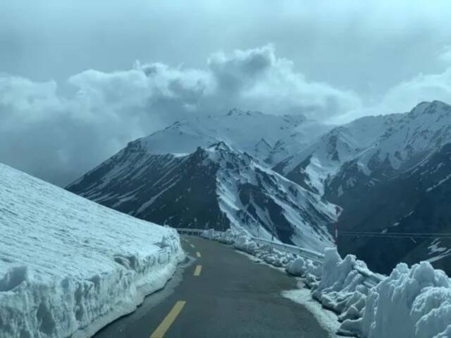 ▲通往丁喀执勤点的公路积雪厚度逾一米，只有在出动工程车进行铲雪后，才能通行。（陈向阳/摄）