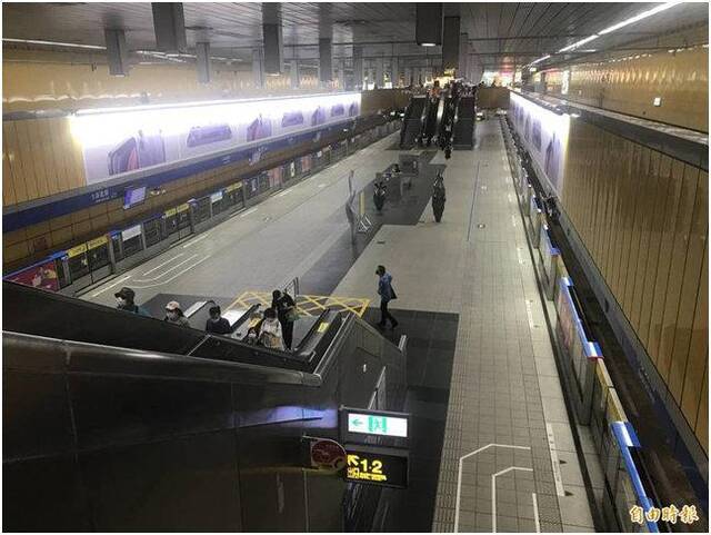 两市防疫警戒提升 台北捷运客运量狂跌100万人次