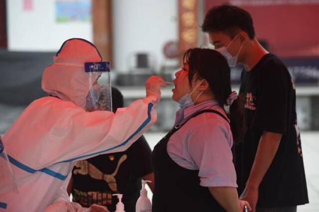 5月15日，在六安市裕安区和顺社区，医护人员为居民做核酸检测。新华社记者周牧摄