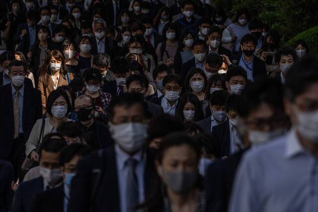 △4月23日，日本东京民众戴口罩外出。