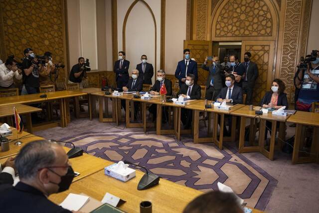△5月5日，土耳其代表团和埃及代表团在开罗会晤（图片来源：美联社）