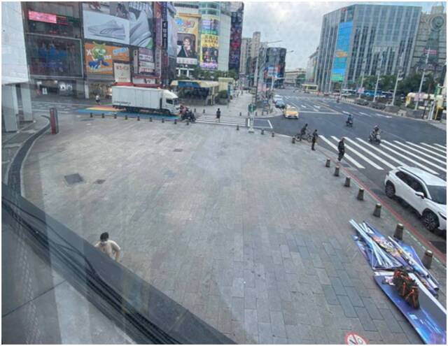 台北防疫警戒升级 台媒：市民“自动封城” 街头空荡荡