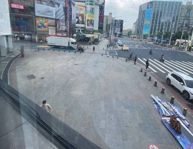台北市民“自动封城”，街头空荡荡