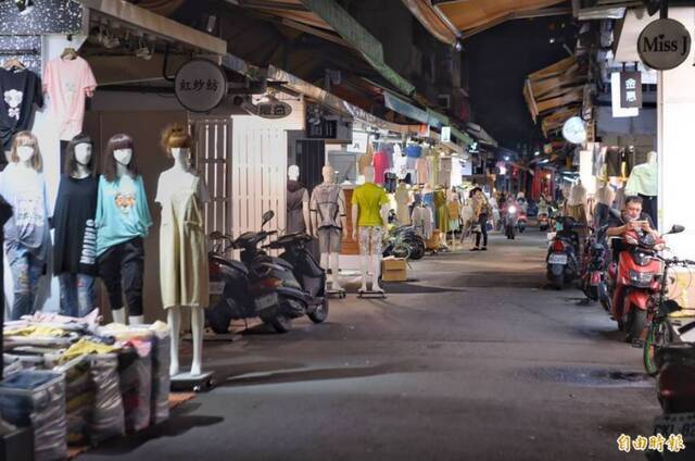 台北市民“自动封城”，街头空荡荡