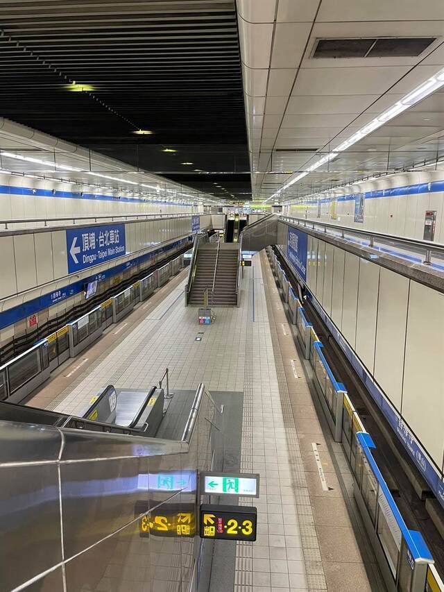 网友分享下班时间的台北地铁板南线，空无一人的画面超震撼。图自中时新闻网