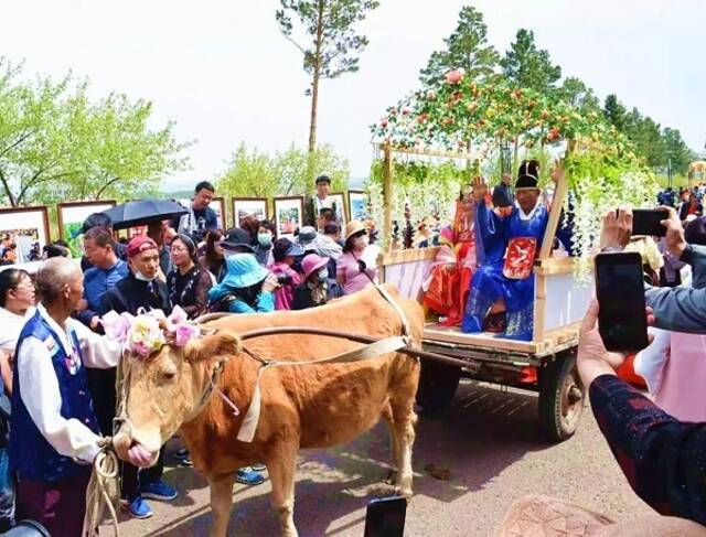 朝鲜族老夫妻坐花轿牛车巡游（央广网发龙井宣传部供图）