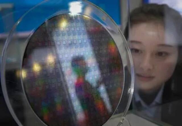 联合微电子中心有限责任公司自主研发的8英寸先导特色工艺平台生产的180纳米硅光结构性工程批首片。张锦辉摄