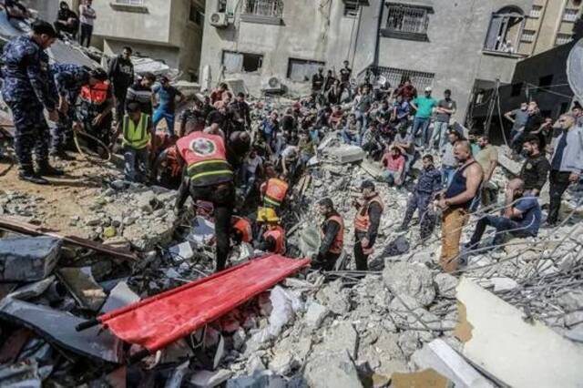 救援人员在废墟中搜寻伤者。来源：金融时报