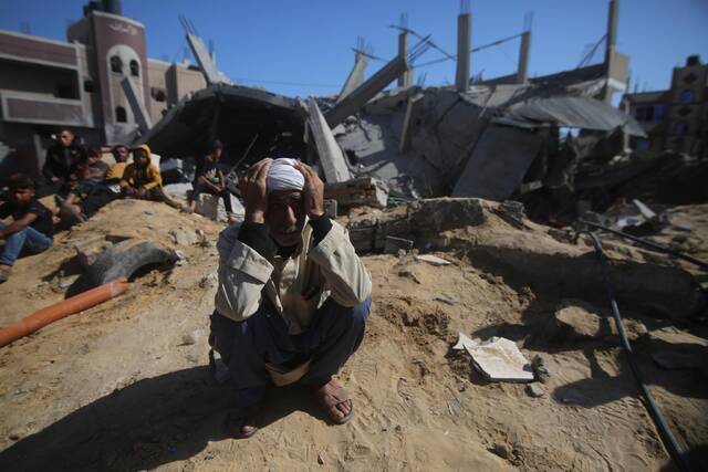 当地时间5月16日，一名巴勒斯坦男子在加沙地带拉法查看一栋在以军空袭中被炸毁的房屋。新华社图