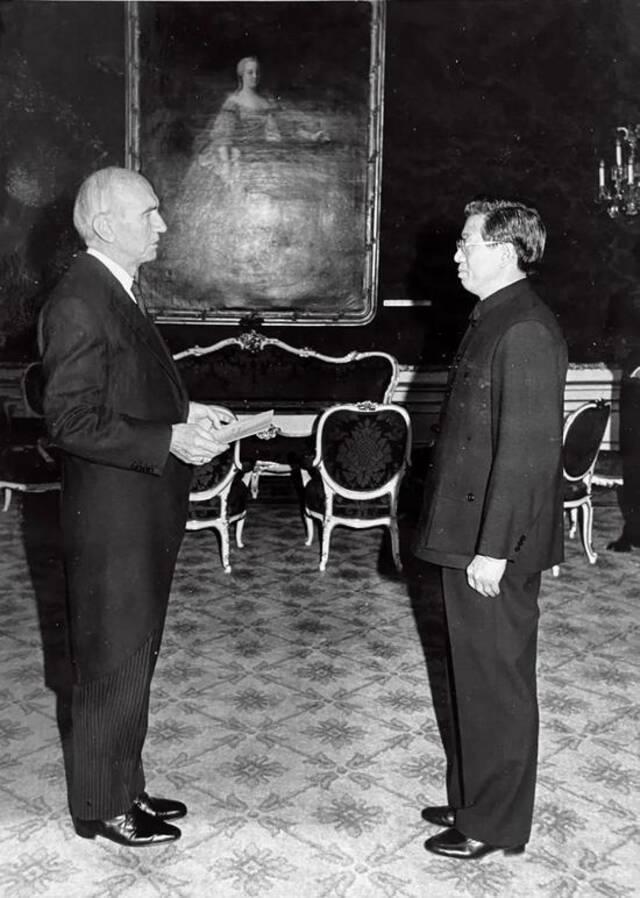 1985年，杨成绪出使奥地利，向奥地利总统基希施莱格呈递国书。图/受访者提供
