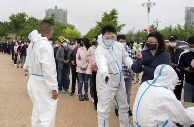 辽宁营口市民排队接种新冠肺炎病毒疫苗