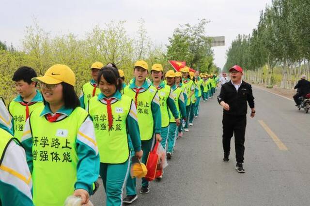 河北怀来：党旗下成长的阳光少年