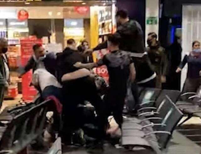 伦敦卢顿机场发生集体斗殴事件场面混乱 17人被捕