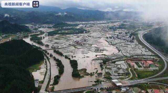 广西贵港市覃塘区东部、港北区和港南区大部地区遭遇暴雨，造成多条道路出现积水，路面交通严重受阻