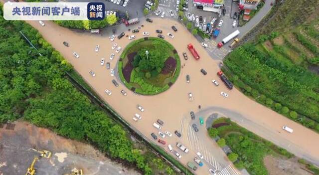 13日1时，受夜间暴雨影响，贵州贵阳市小河区珠江湾畔道路严重积水，过往车辆及周边住户被困