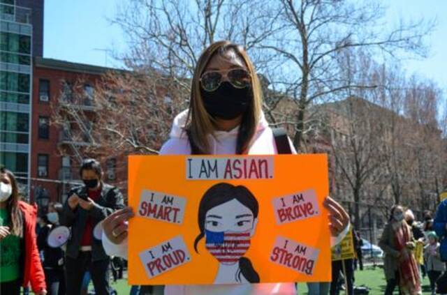 纽约民众手举“反对亚裔仇恨”的标语，表达对亚裔社区的支持（资料图）
