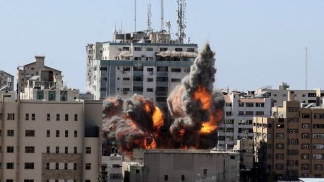 5月15日，多家国际媒体驻加沙分支机构所在大楼被以色列军队炸毁。（美联社）