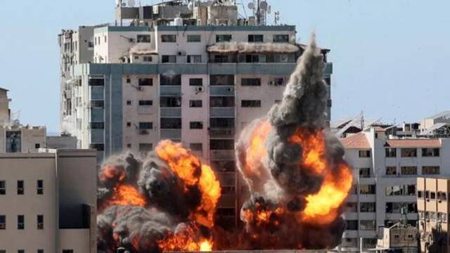 以色列对美联社和半岛电视台等媒体所在的塔楼发动空袭。图源：法新社