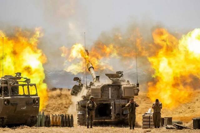 12日，以色列炮兵部队向加沙射击。图源：ABC