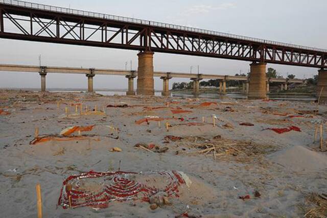 当地时间2021年5月15日，印度普拉耶格拉吉，尸体被埋在恒河岸边。人民视觉图