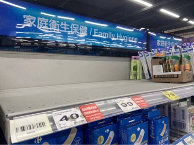 台湾地区超市里家庭卫生保健货架上，酒精被抢购一空