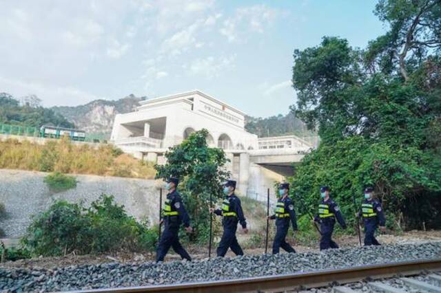 执勤民警巡查友谊关附近铁路线。图源：视觉中国