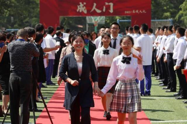 北京广渠门中学高三成人礼上，陶勇医生寄语：“向光而行！”