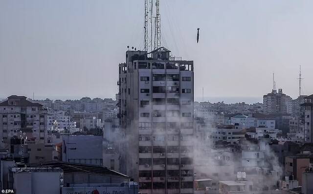 一枚500磅的JDAM击中巴勒斯坦大楼前图源：社交媒体