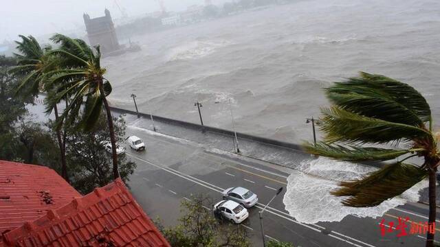 ▲热带飓风“淘特”袭击印度西海岸地区，是当地20多年来之最图据BBC