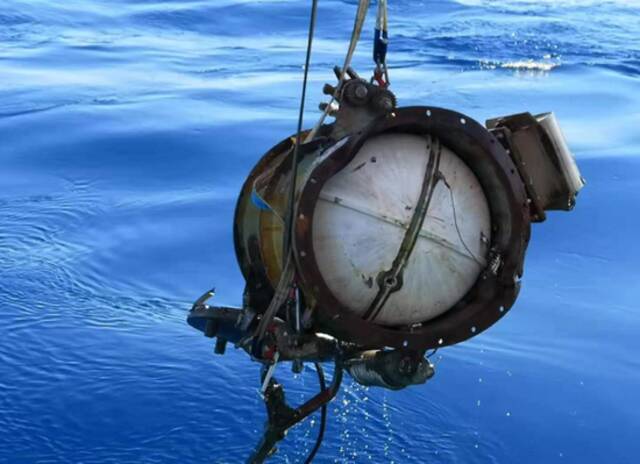 △“深海勇士”号从海底回收失事潜艇的救生筏