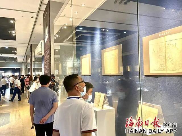 “中国经山纬海地方志”古籍善本在海南省博物馆展出