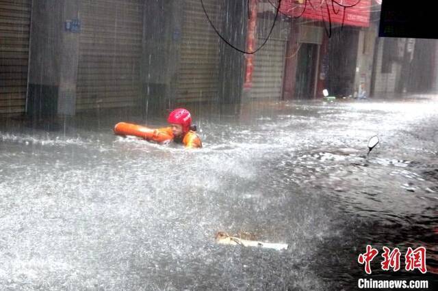 图为消防救援人员冒雨涉水进入被淹区域。厦门集美区消防救援大队供图