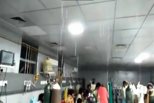 印度一新冠ICU病房漏雨：病人在病床上淋雨 陪护者用拖把清水