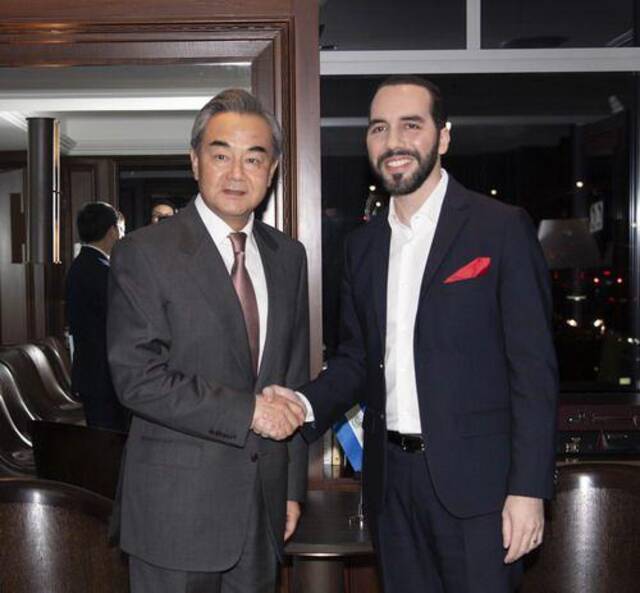 2019年9月26日，国务委员兼外长王毅在纽约出席联合国大会期间会见萨尔瓦多总统布克尔图片来源：外交部