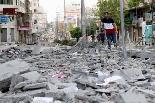 资料图：以色列17日空袭加沙后留下的废墟