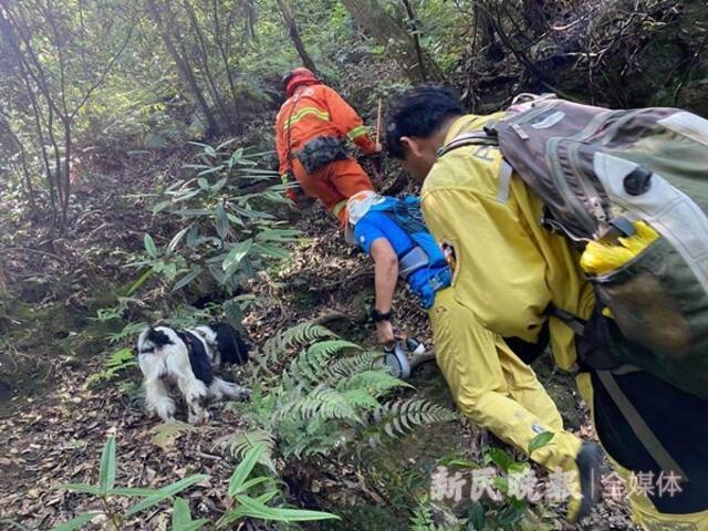 图说：救援队进山搜寻第三只在逃金钱豹姜燕/摄