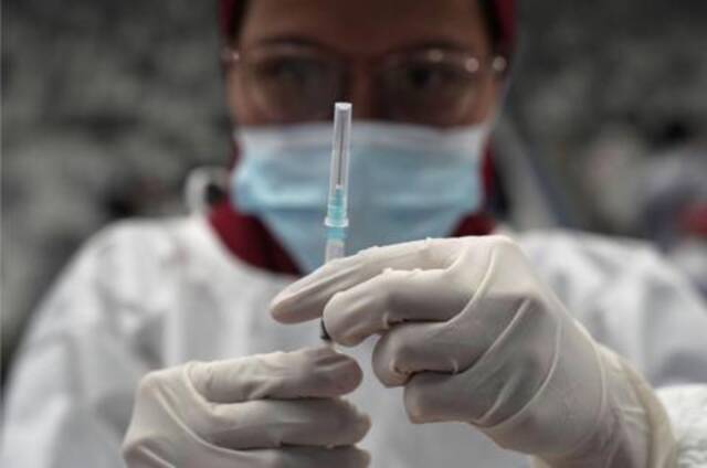 印度尼西亚雅加达，民众接种中国新冠疫苗（资料图）