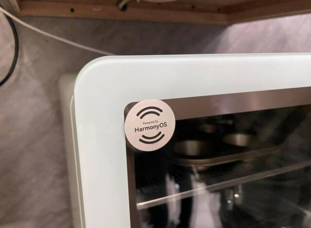 美的烤箱产品上的鸿蒙NFC标签（许诺摄）