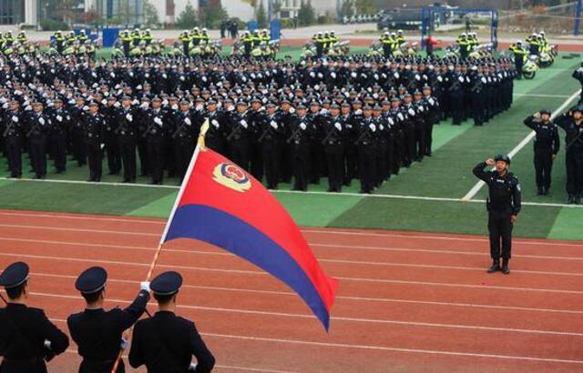 济南市公安局“砺剑2020”综合演练—向警旗宣誓供图：公安部