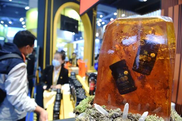 2020年11月7日，参观者在上海进博会食品及农产品展区了解新西兰蜂蜜产品。新华社记者赵丁喆摄