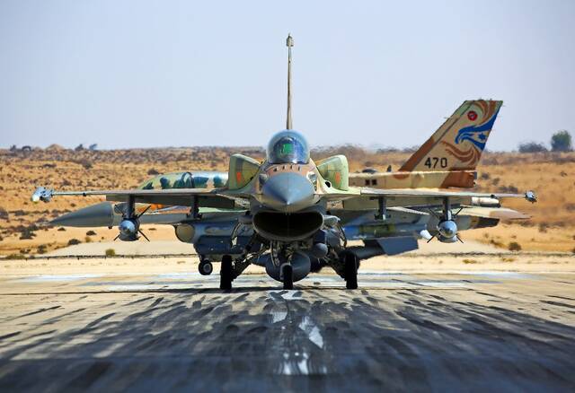 携带制导弹药准备出击的以色列空军F-16战机。